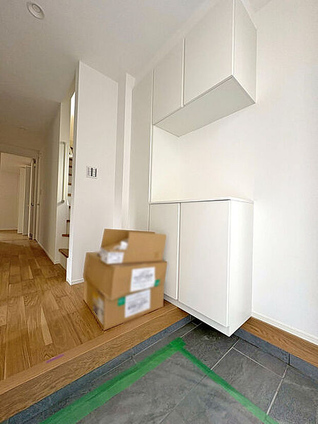 【玄関・エントランス】■玄関(2号棟)■
明るい玄関は来客時にも好印象を与えてくれます*。◇