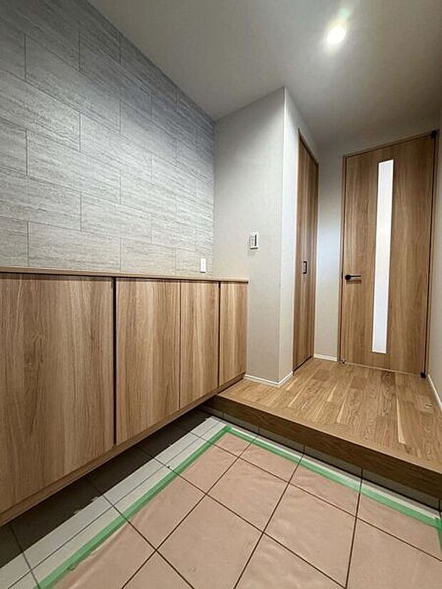 【玄関・エントランス】■玄関■
家族写真やお花、鍵の小物入れなどを飾ることのできるカウンタータイプのシューズクローク。玄関が華やかになりますね♪