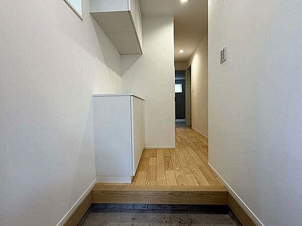 【玄関・エントランス】■玄関(3号棟)■
鍵を置いたり、お花や写真を飾ったり、棚の上を活用できるシューズボックス。玄関が華やかになり、来客時にも好印象を与えてくれます*。＋