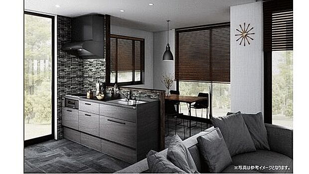 【システムキッチン標準仕様】食器洗い乾燥機と浄水器一体型水栓付システムキッチン。お手入れが簡単な素材を使用した魅力的なワークトップ。収納はオールスライドで奥のスペースまで有効に活用できます。