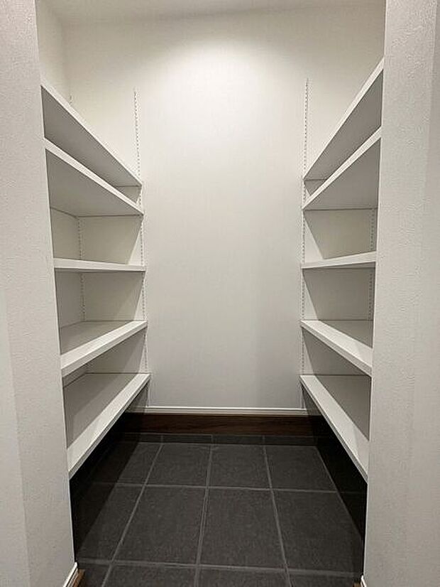 【玄関・エントランス】■SIC■
散らかりがちな靴や傘などをすっきり収納できるシューズインクローゼット☆お子さまの部活用品や外用おもちゃなども収納可能◎