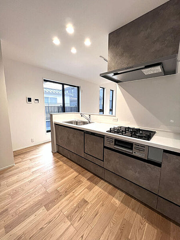 【キッチン】■キッチン(1号棟)■
お料理の幅が広がる3口コンロ仕様！食洗機付きで後片付けがスムーズに終わるから、食後の家族時間をこれまで以上にゆったり過ごせます◎