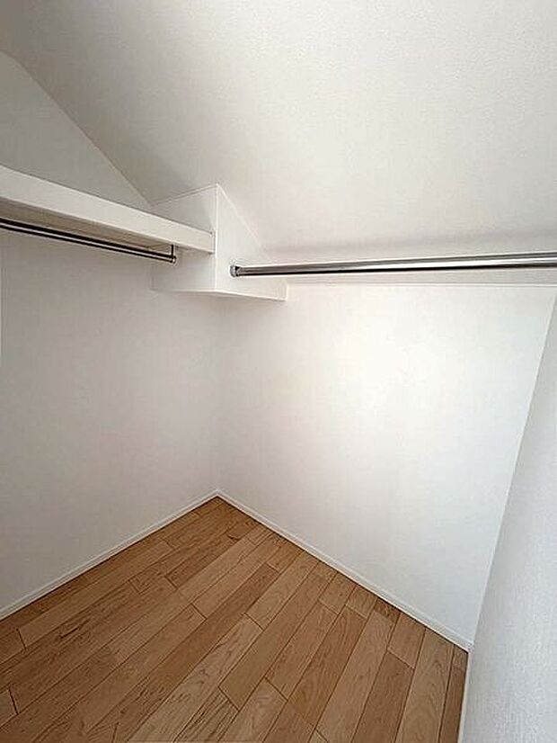 【内装】■収納(2号棟)■
服や荷物をたっぷり収納できる大容量のウォークインクローゼット！L字型のハンガーパイプを備え、丈の長い衣類も折らずに保管可能です。かさばるスーツケースもすっきり収まります☆