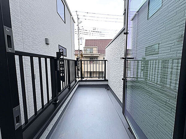 【その他内観】■バルコニー(4号棟)■
2階のバルコニーは風通良好です♪洗濯物も早く乾き、家事の時短につながります。