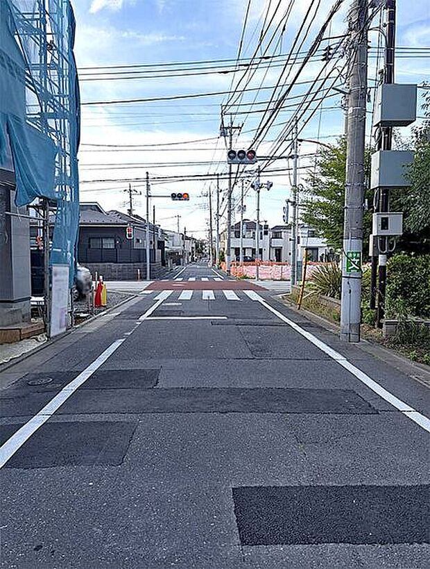 【前面道路】■現地(東側)・前面道路■
徒歩2分のドラッグストアは23：00まで営業していますので、お仕事帰りのお買い物に最適☆周辺環境もご案内いたします！