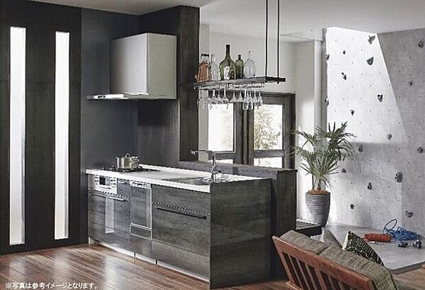 【システムキッチン標準仕様】食器洗い乾燥機と浄水器一体型水栓付システムキッチン。お手入れが簡単な素材を使用した魅力的なワークトップ。収納はオールスライドで奥のスペースまで有効に活用できます。