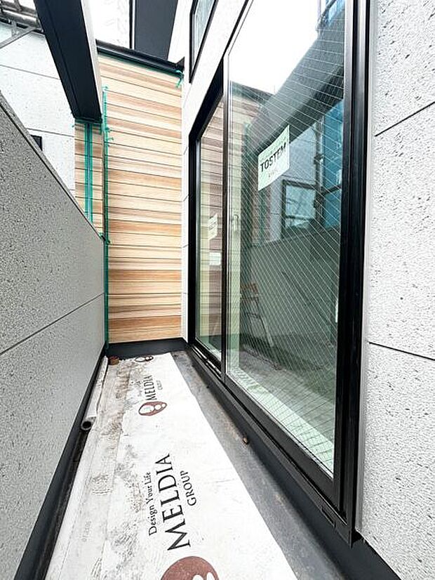 【その他内観】■バルコニー■
陽光をたっぷりと取り込んでくれる南向きバルコニーは、洗濯物も早く乾くので、家事の時短に◎