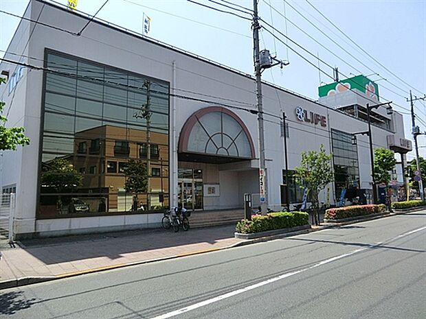 ライフ竹の塚店(約622m)