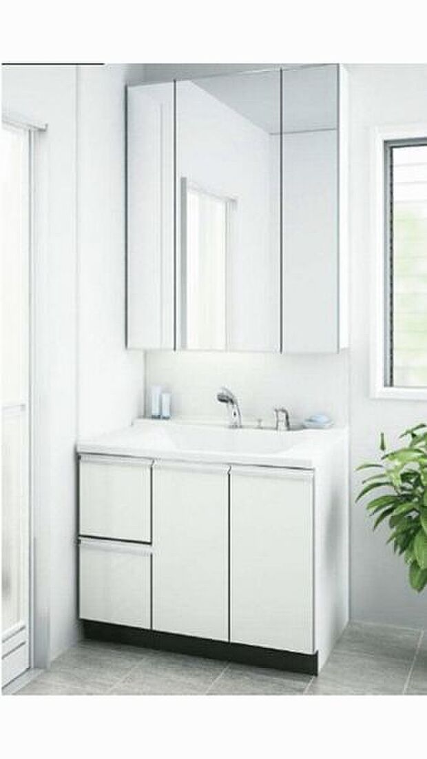 【独立洗面化粧台標準仕様】見た目の美しさだけではなく、機能性も追求した使い勝手の良い鏡裏収納付3面鏡型の独立洗面化粧台。広めで使いやすい、お手入れが楽なデザインのカウンターに収納豊富なキャビネットとでいつも清潔に保てます。