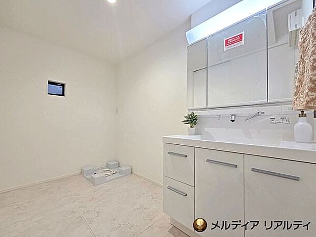 【内装】2号棟/朝の身支度も余裕が生まれる、ゆとりある広さの洗面脱衣室。洗面台の鏡は開けると大容量の収納、閉めると3面鏡で見た目もすっきり使用頂けます。.+*