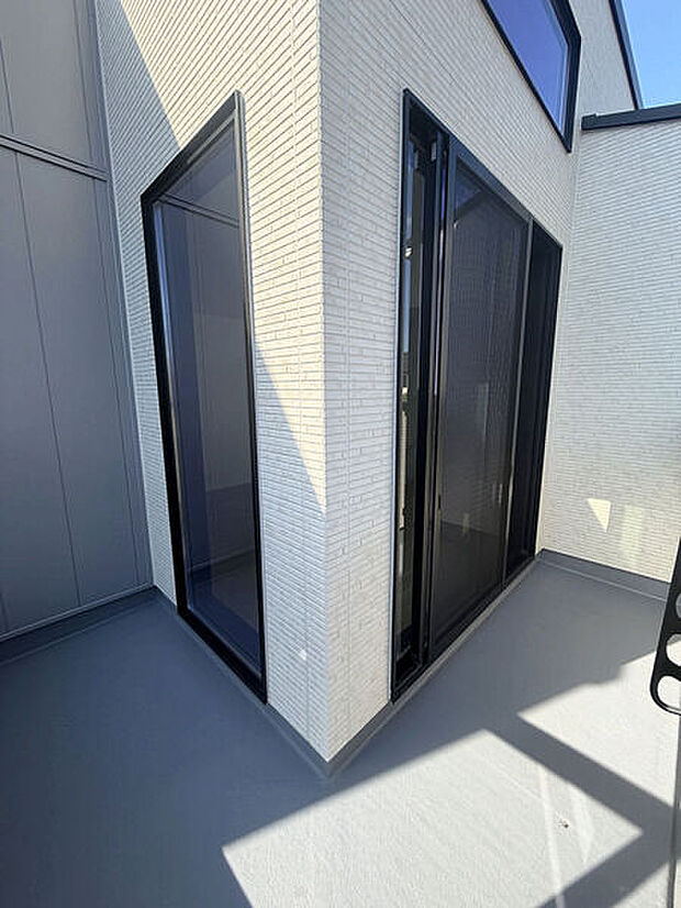 【その他内観】■バルコニー(2号棟)■
開放感溢れるL型バルコニーは、家族の洗濯物を一気に干すことができます。南向きで日当たりが良く、お布団やシーツ干しも楽々です♪