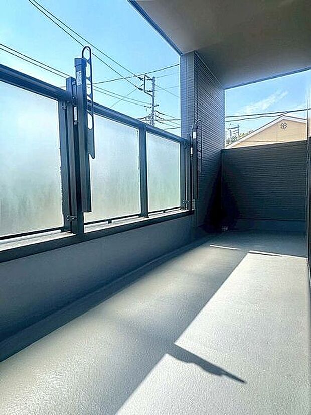 【その他内観】■バルコニー■
南向きバルコニーは日当たりが良く、お洗濯物はもちろん、お布団やシーツも良く乾きます!また、室内に爽やかな風と明るい光を取り込んでくれます。