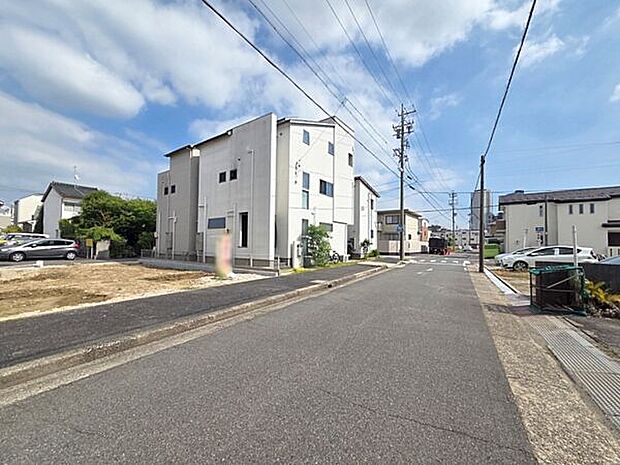 【前面道路】ぜひ現地にて実際の日当たりなど、ご確認下さい。周辺のご案内も弊社にお任せください♪(西側道路)