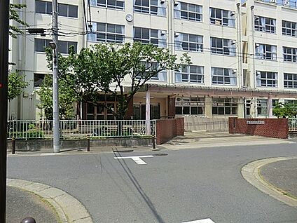 足立区立谷中中学校 1038m