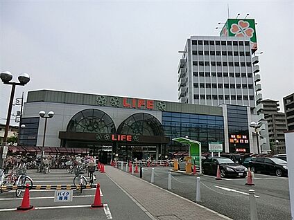 ライフ平和台店 775m