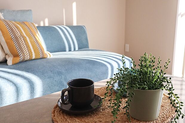 【リビング】吹き抜けで開放感と明るさに配慮したリビング