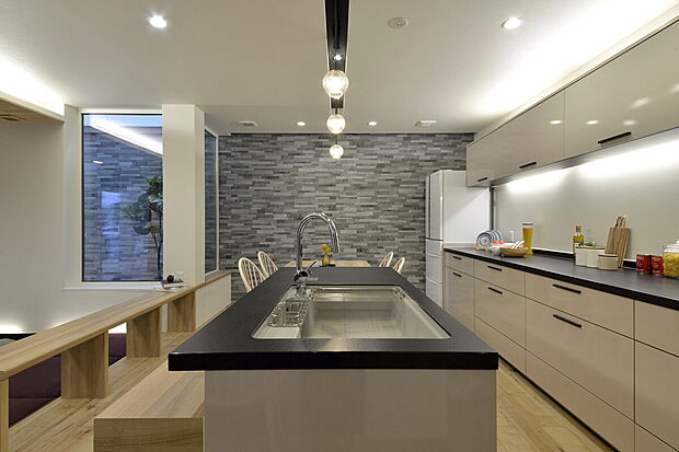 【ワイドキッチンで大人数のパーティも可能に！！】当社施工事例：お客様の自由に設計することが出来ます。