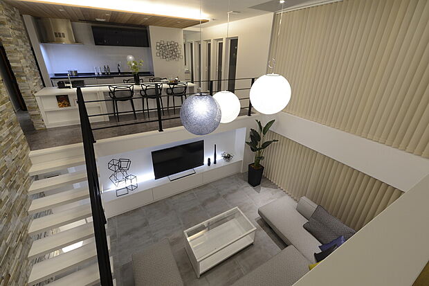 【１階と２階の空間を繋げる吹き抜け】当社施工事例：お客様の自由に設計することが出来ます。