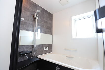 シンプルモダンなバスルーム