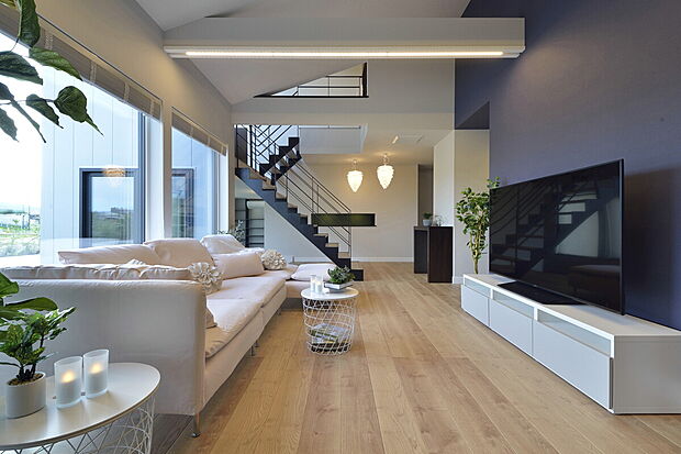 【黒のアクセントで上品さと大窓による開放感あるリビング】当社施工事例：お客様の自由に設計することが出来ます。