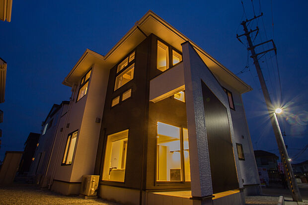 【夜に映えるホテルライクなシンプルモダン】当社施工事例:お客様の自由に設計することが出来ます。