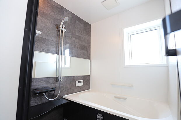 【シンプルモダンなバスルーム】当社施工事例:お客様の自由に設計することが出来ます。