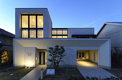 街並みに映えるシンプルで美しいファザード