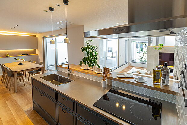 【リビングダイニングを見渡せるオープンキッチン】当社施工事例:お客様の自由に設計することが出来ます。