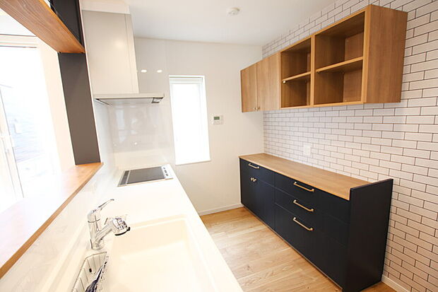 【食器棚を付けること統一感あるキッチンに】当社施工事例:お客様の自由に設計することが出来ます。