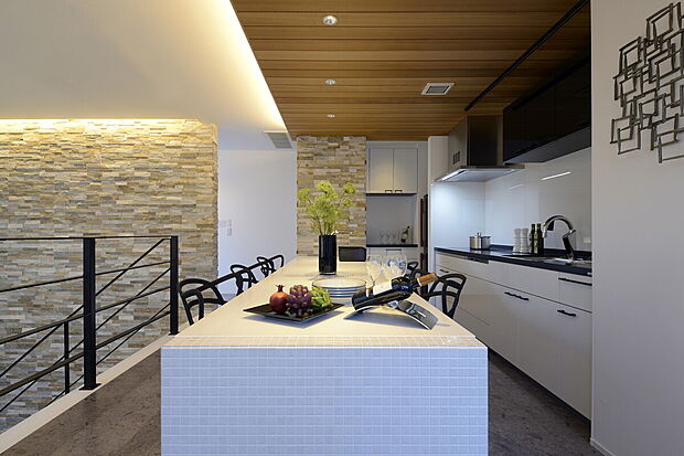 【バーカウンター風キッチン】当社施工事例：お客様の自由に設計することが出来ます。