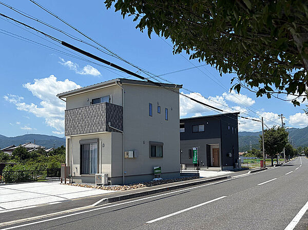 左から2号地、1号地（ご成約済み）／垂井町で叶える、家族の笑顔あふれる暮らし。小学校まで徒歩7分、中学校まで徒歩12分の子育て安心エリア。　