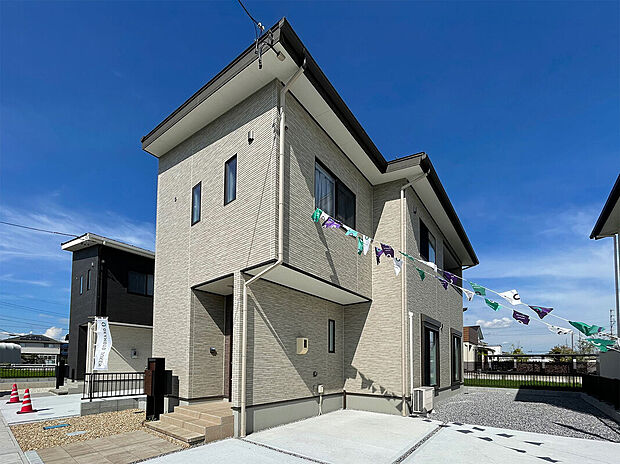 2号地/耐震性・耐久性に優れた、安心して長く住める「テクノストラクチャー」の家。街並みにも良く馴染む、落ち着いた印象を与えるシンプルモダンな外観。