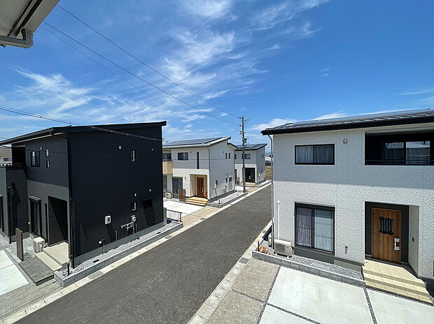 【外観】南向きの明るい50坪超のゆとりある敷地にワイド間口の広々LDKや随所に儲けた収納設備など、豊かな暮らしが叶う機能的な間取りプラン。ゆったり停められるカースペースなどゆとりが魅力の全7邸。