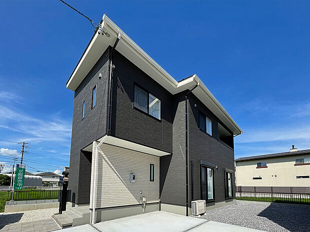 【外観】1号地/ダークトーンでスタイリッシュにまとめたオシャレな外観。個性際立つ外観デザインです。耐震性・耐久性に優れた「テクノストラクチャー」の住まい。