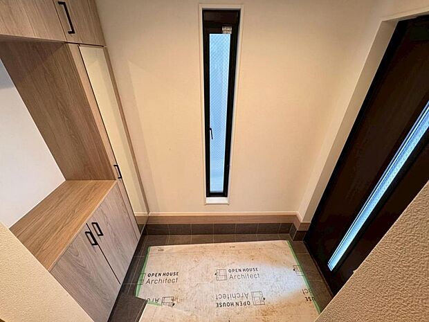 ご家族皆様のお履物をしっかりと収納頂ける、シューズボックスを設置しております。玄関はお住いの第一の顔ですので、明るく清潔感のある空間に。