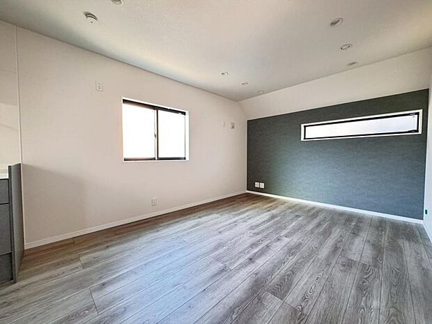 一日の中で多くの時間を過ごすリビングだからこそ、いつも穏やかな空間を。足元からじんわり暖まる床暖房を標準装備♪空気や肌が乾燥しにくく、また塵や埃も舞い上がりません。