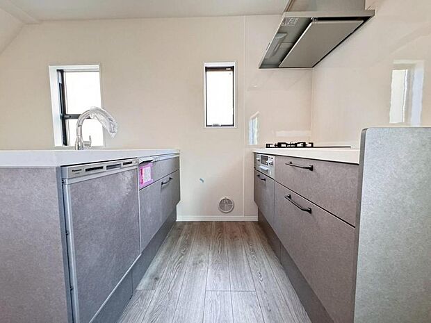 機能充実のシステムキッチンです。浄水器一体型水栓に3口グリルコンロ、食洗器と充実しておりママの家事をサポート致します。