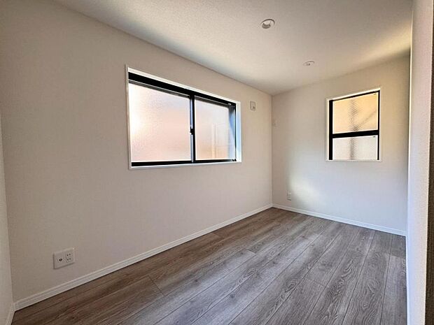 二面採光で、陽当り・風通しの良い洋室です。クローゼットも完備しておりますので、居住スペースを有効にお使いいただけます。