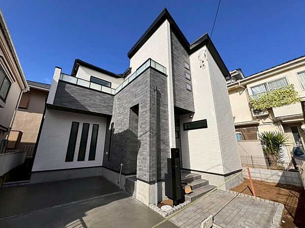 京王線『芦花公園』駅徒歩11分、京王井の頭線『富士見ヶ丘』駅徒歩13分の2駅3路線駅利用可能な利便性に優れた好立地物件♪落ち着いた佇まいは永住の地にふさわしい価値ある新邸。何年経っても、安らぎを与え続けてくれます。