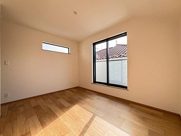 二面採光で、陽当り・風通しの良い洋室です。クローゼットも完備しておりますので、居住スペースを有効にお使いいただけます。