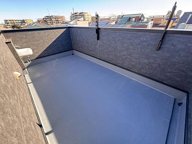 都会の喧騒の中でも、空の下にプライベート空間をもつ自慢のルーフバルコニー。天気の良い日は、リビングだけでなく、バルコニーでの楽しみ方も増えそうです。