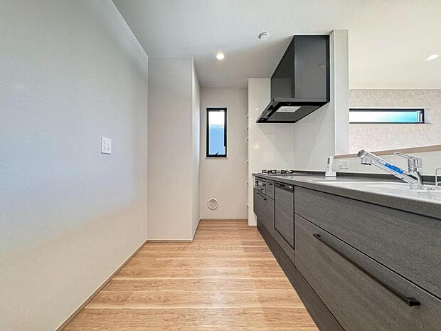 機能充実のシステムキッチンです。浄水器一体型水栓に3口グリルコンロ、食洗器と充実しておりママの家事をサポート致します。