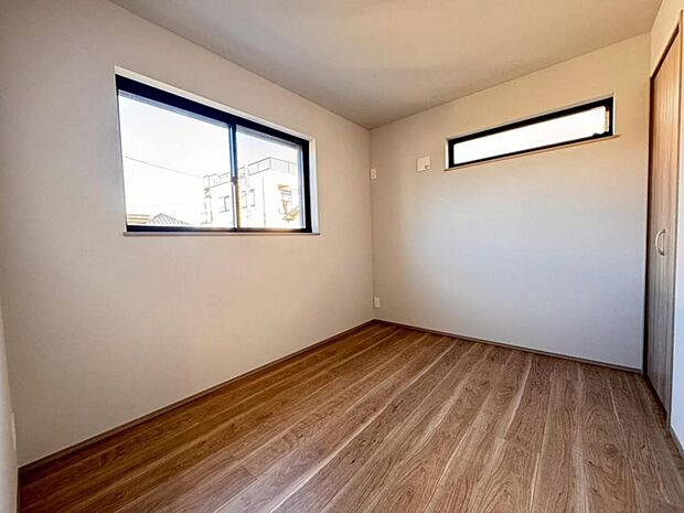 二面採光で、陽当り・風通しの良い洋室です。クローゼットも完備しておりますので、居住スペースを有効にお使いいただけます。