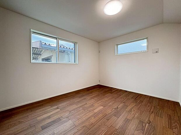 全居室二面採光で日当り風通し良好です。クローゼットも完備しておりますので、居住スペースを有効にお使いいただけます。