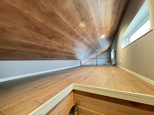 様々な用途で使用できるロフト。お子様の隠れ部屋として、ご家族の季節物のお洋服、趣味のものなどをまとめた収納として等、多目的にご活用ください♪