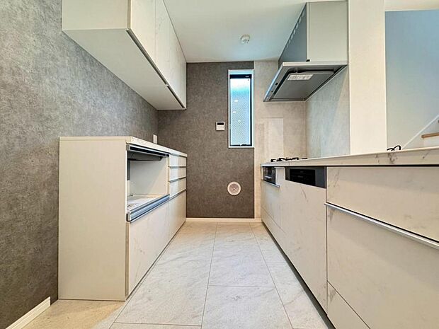 機能充実のシステムキッチンです。浄水器一体型水栓に3口グリルコンロ、食洗器と充実しておりママの家事をサポート致します。