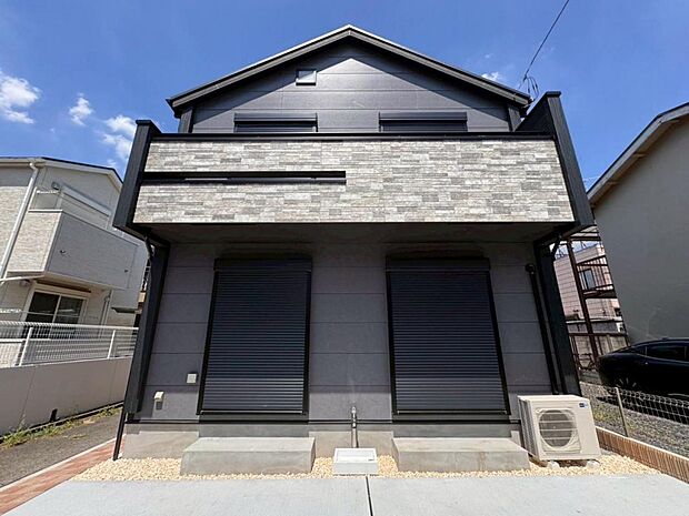 【外観】木造2階建て設計、4LDK+カースペース。前面道路は南西側に面しており、採光が室内を明るく演出します。