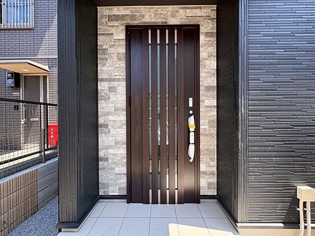 【玄関】お家の第一の顔とも言える「玄関」は明るさと清潔感をデザイン。気持ちの良い1日をここからスタート。