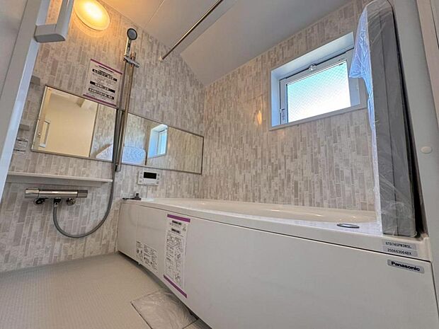 【バスルーム】一日の疲れを癒すバスルームです。いつでも温かいお湯に浸かっていただけるよう、追炊き機能がございます。また、雨の日や花粉の時期のお洗濯に最適な浴室換気乾燥機能もございます。