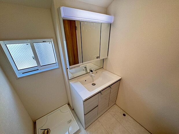 【洗面化粧台】実用性と機能美を兼ね備えた先進の洗面化粧台になります。耐水性や撥水性にも優れた仕様、3面鏡と一体となったキャビネットは収納力もUPします。